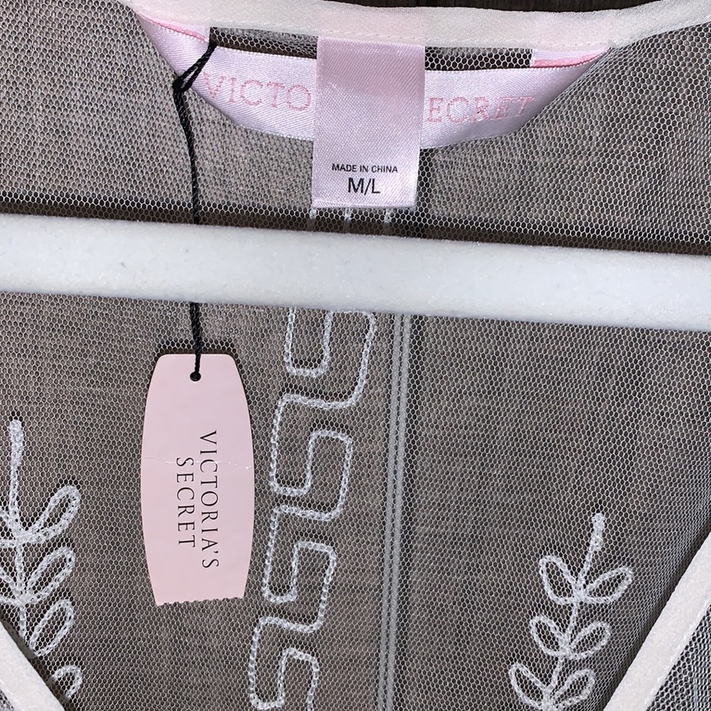 Victoria’s Secret Embroidered Robe - Picture 10 of 13